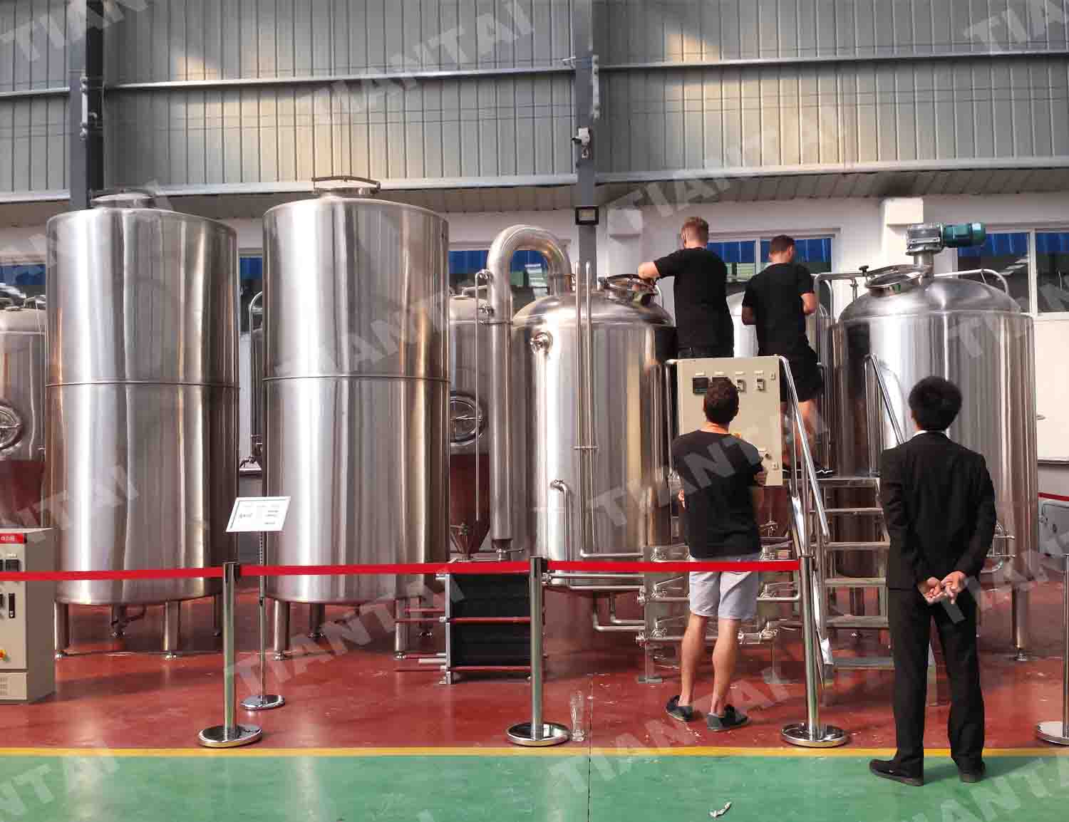 Australia customers' examination of the 2000L beer brewery equipment